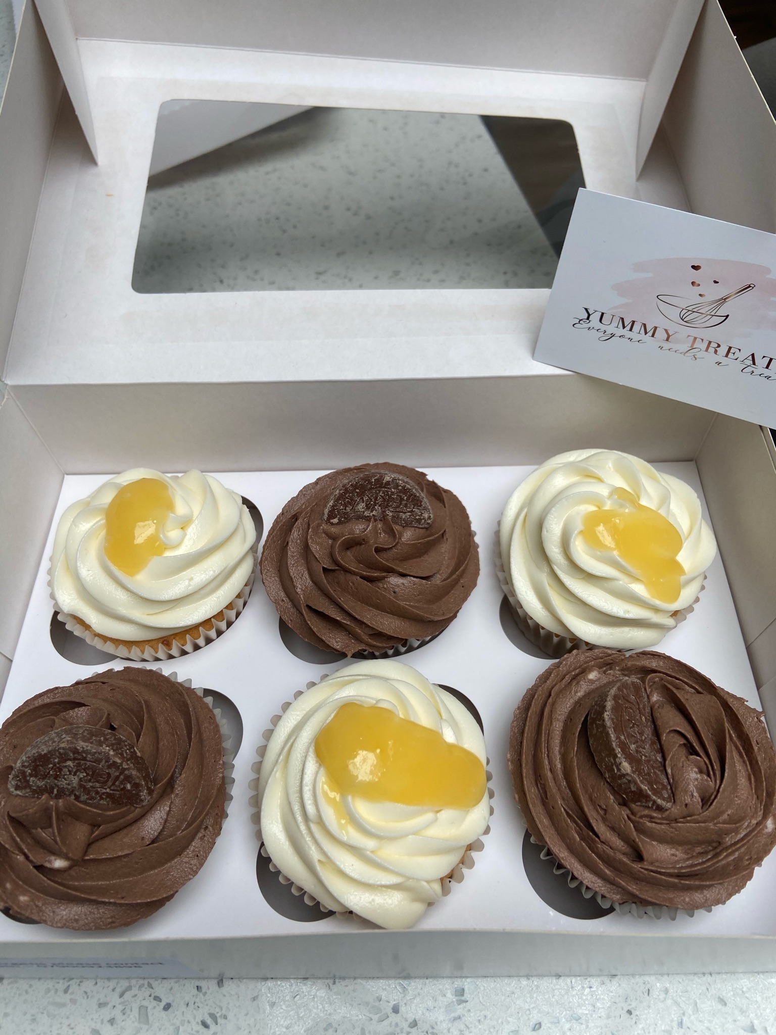 Box of 6 cupcakes by Yummy Treats